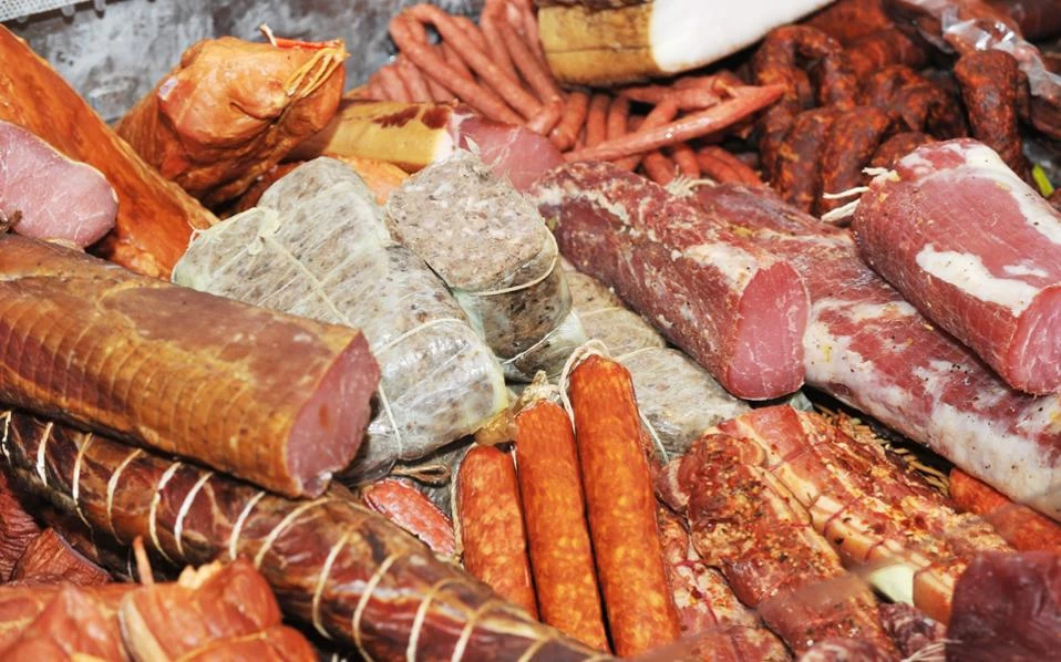 Ανησυχία στους καταναλωτές: Γιατί έχουν μειωθεί οι πωλήσεις κρέατος και εμφιαλωμένων ποτών